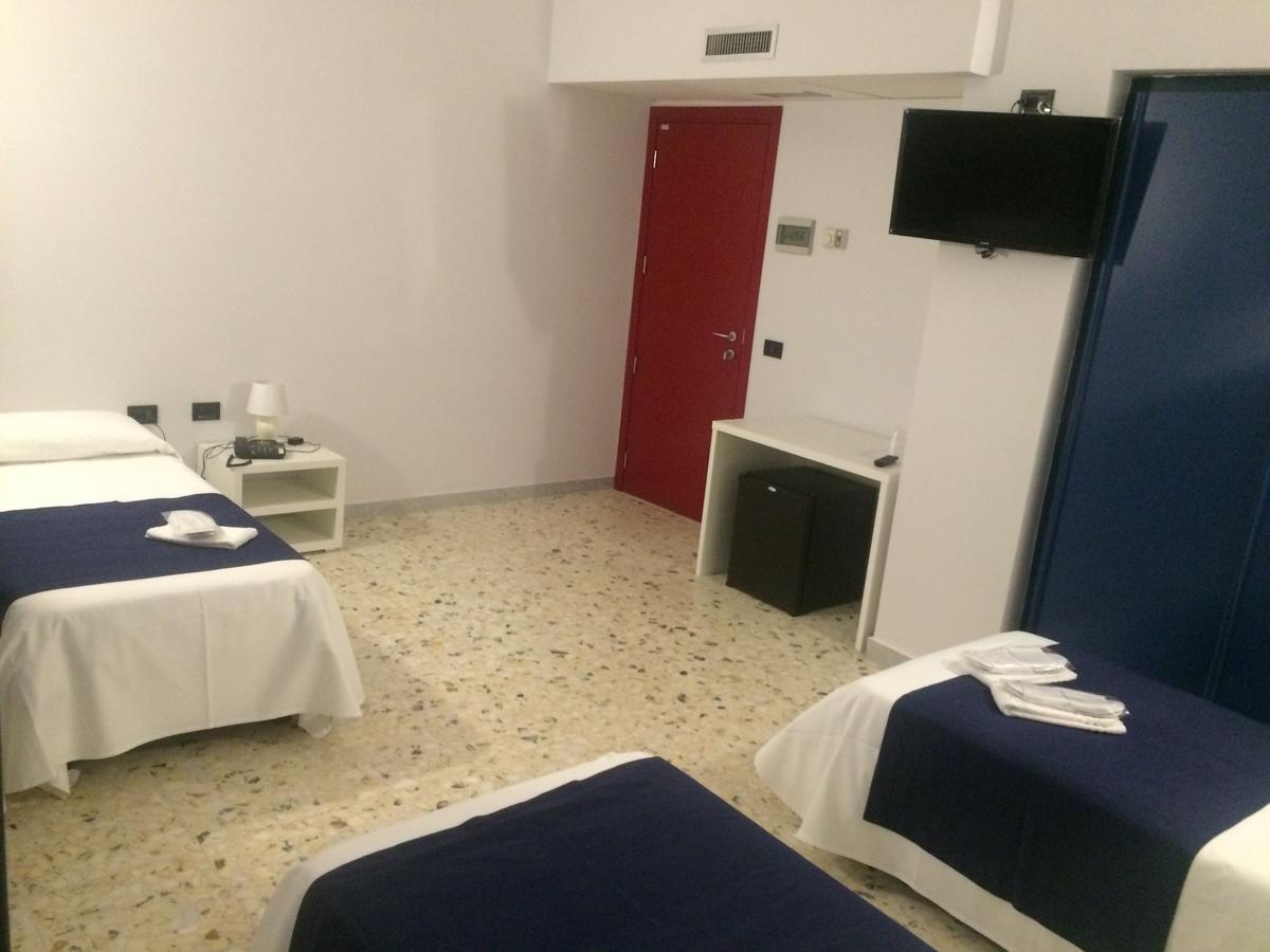 Alex & Lorenz Hotel Torvaianica Ngoại thất bức ảnh